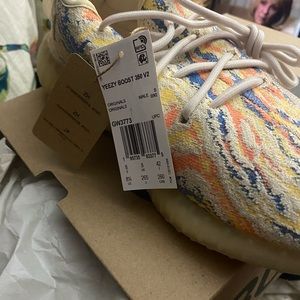 NWT Yeezy boosts 350 Woman’s 8.5
